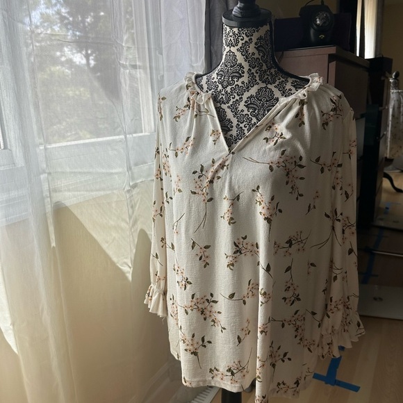 MELLODAY Tops - Blouse white with flowers pre-owned in great condition size 2x